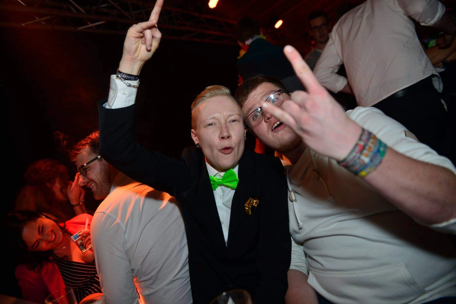 Leute genießen die DJ-Andy-Party