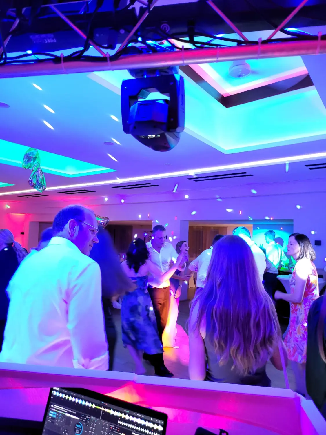 Leute genießen die DJ-Andy-Party